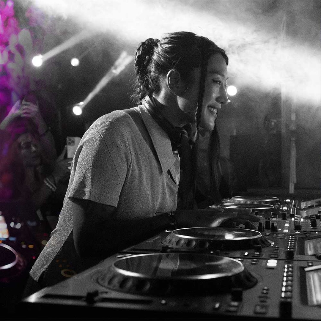 ÜBERHAUS PRESENTED PEGGY GOU AT ULU CLIFFHOUSE BALI

Peggy Gou does Ulu Cliffhouse with her thumping sounds and techno compositions!
Some footage of @peggygou_ captured by the talented @ryersonanselmo ð·

What’s your favorite Peggy Gou track? ð¶

#theyakmagazine #yakonline #luxurylifestyle #music #peggygou #dj #party #bali #photography #photooftheday #picoftheday #instagram #instagood #love #likes #nightlife #festival